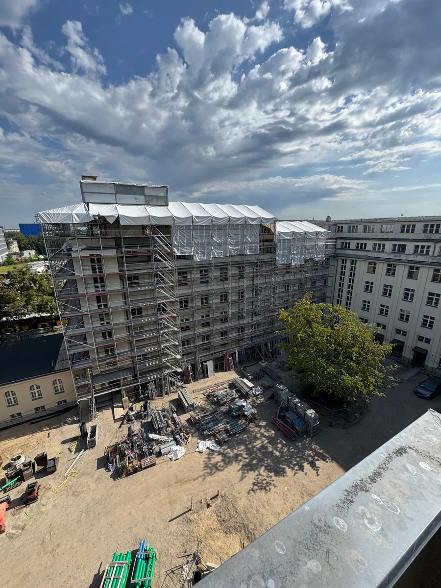 Eingerüstetes Gebäude beim BImA-Projekt in Berlin