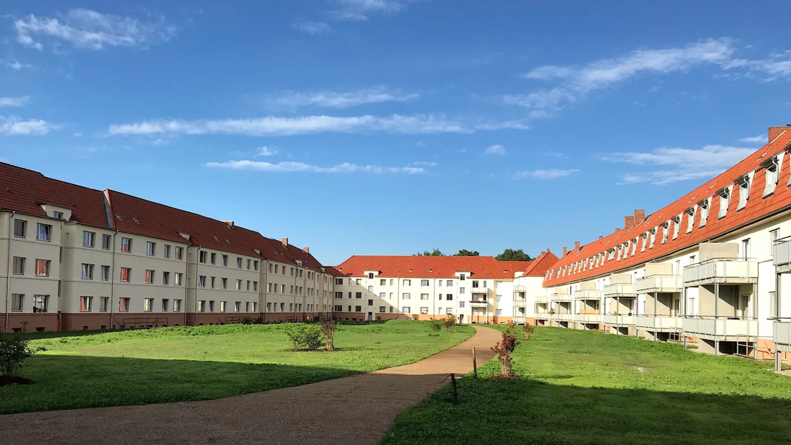 Sanierte Fassaden im Innenhof des Hanseviertels in Lübeck