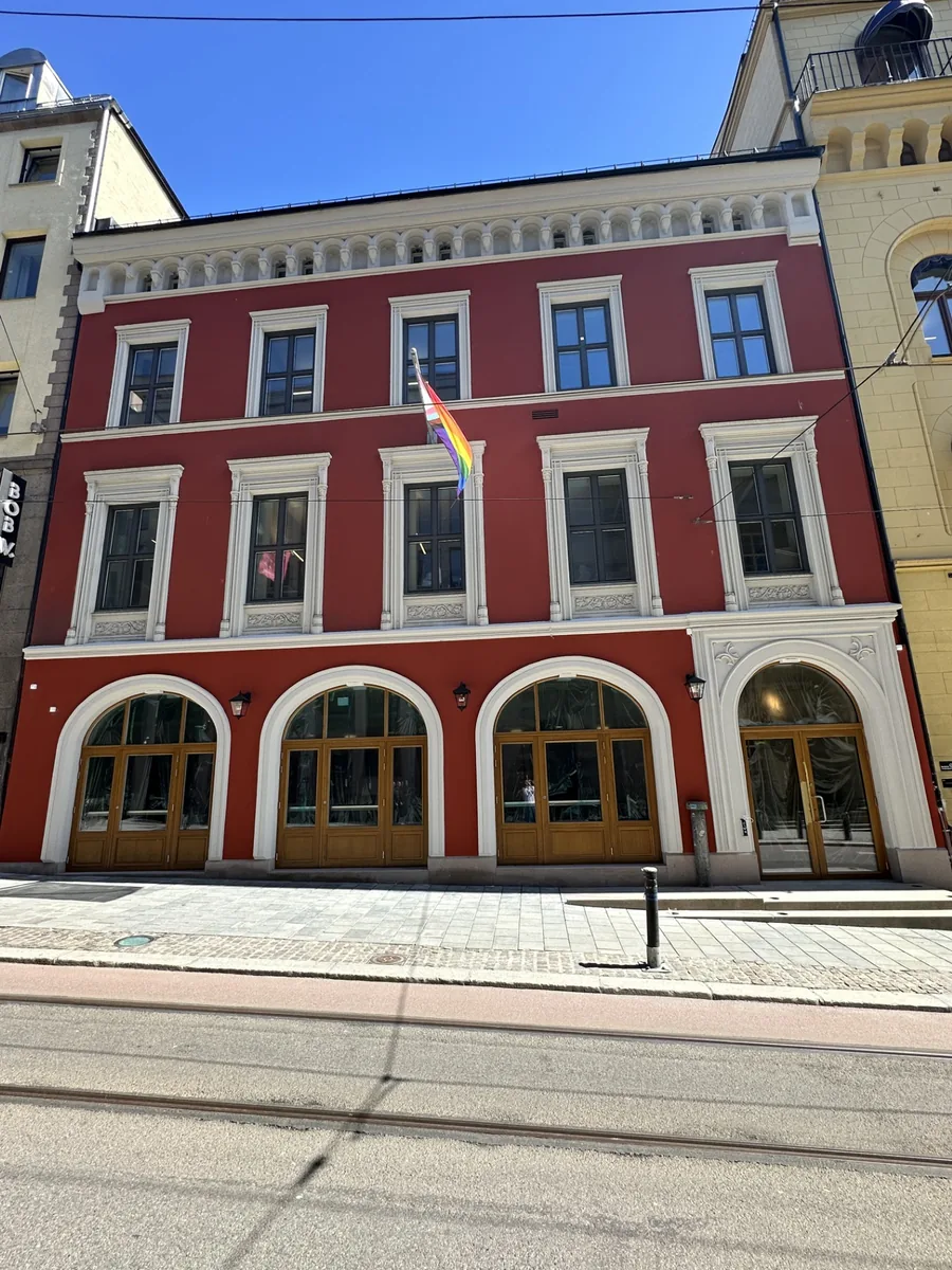 Historisches Gebäude in Oslo mit roter Fassade und hellen Einfassungen
