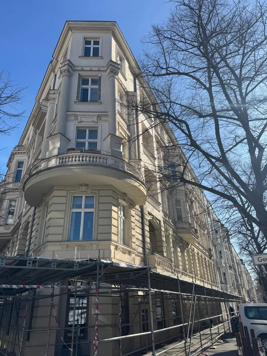 Historisches Wohngebäude in Berlin mit gegliederter Eckfassade
