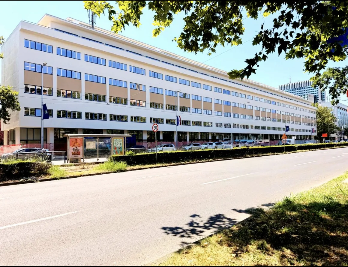 Kommunales Gebäude in Zagreb mit langen Fensterbändern