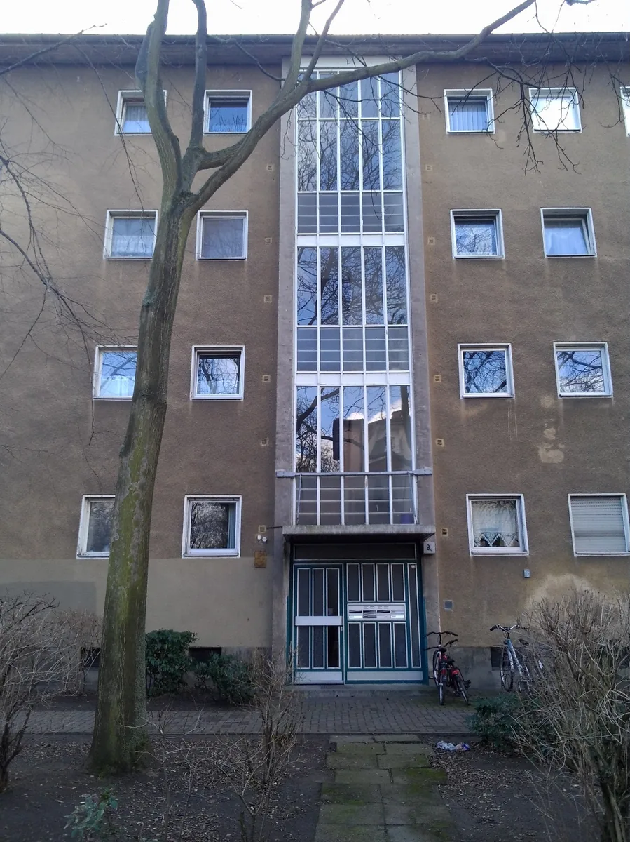 Fensterband im Septimer Viertel vor der Sanierung