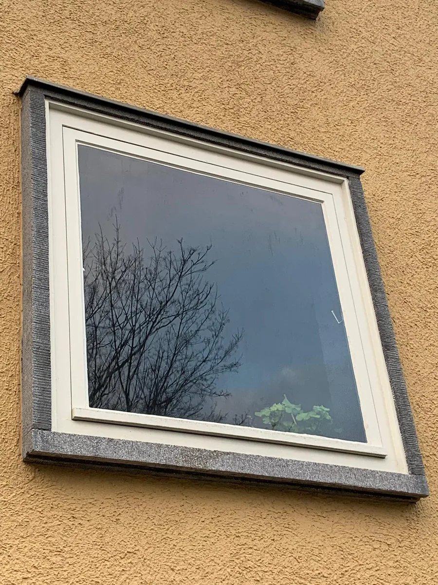 Fensteranschluss an einer sanierten Fassade im Septimer Viertel