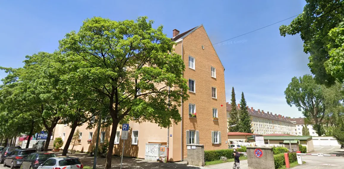 Wohnanlage in München mit hell verputzten Fassaden