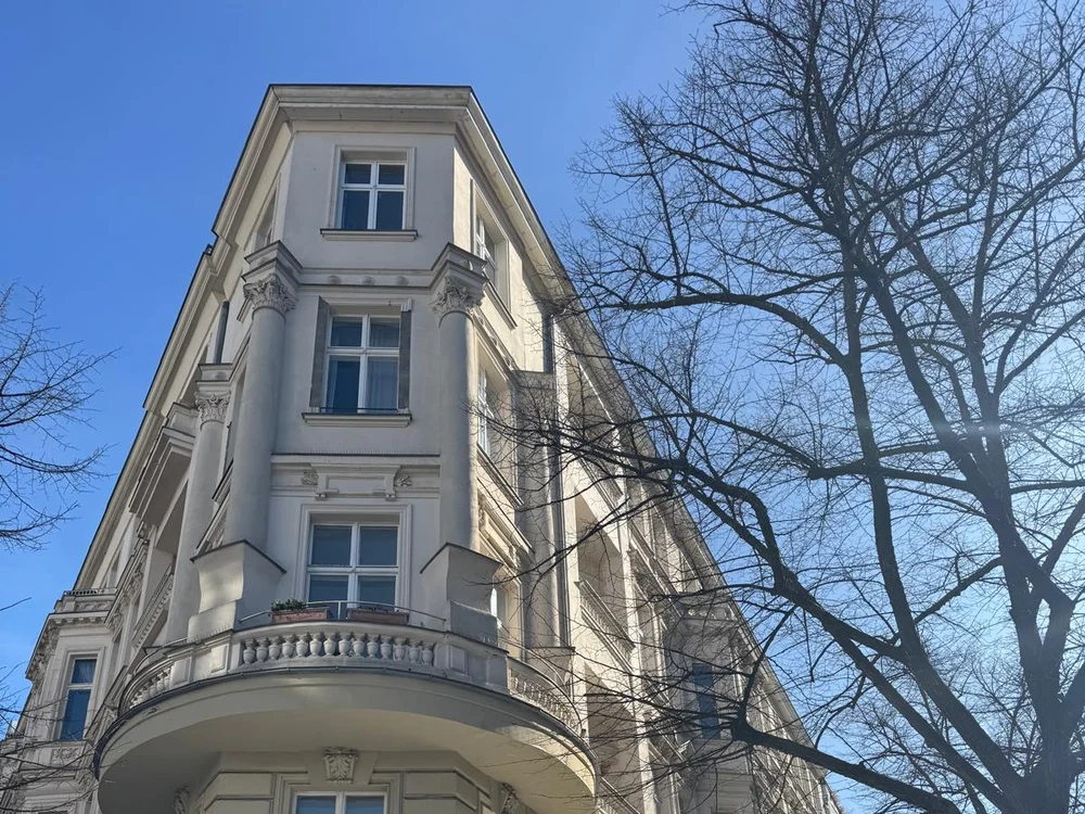 Historische Berliner Fassade mit Erker und Fassadendetails