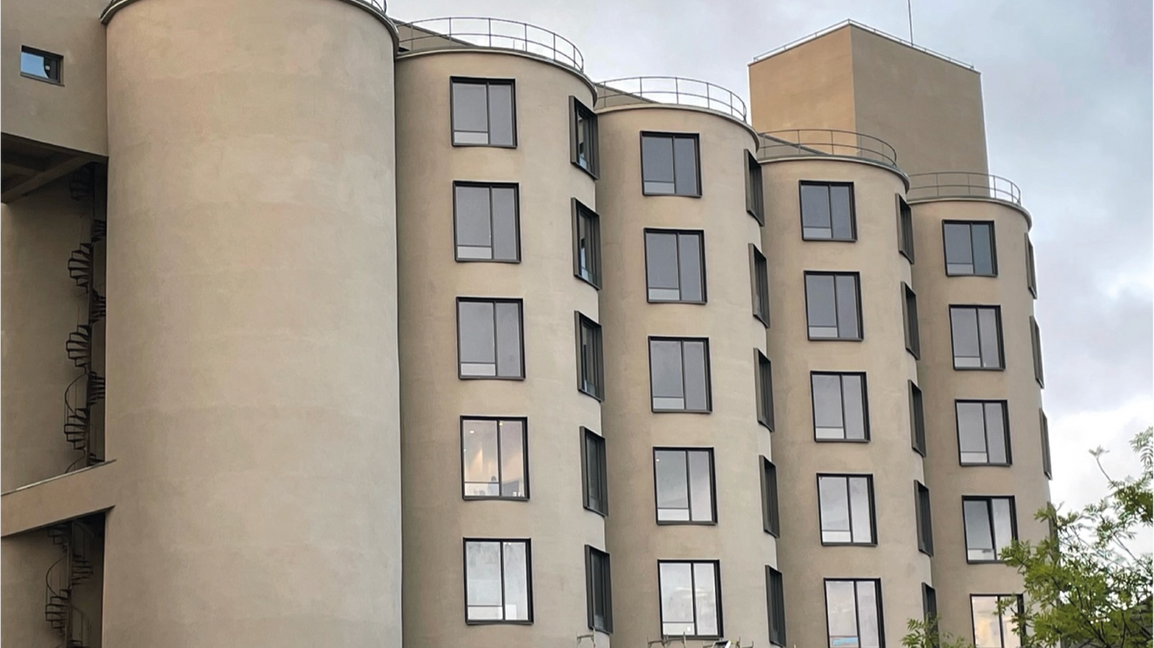 Plange Mühle Düsseldorf – helle, gerundete Fassaden mit dunklen Fensterrahmen